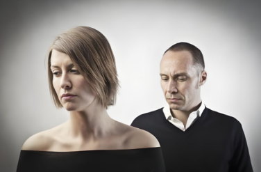 怀疑伴侣出轨，该不该直接摊牌？